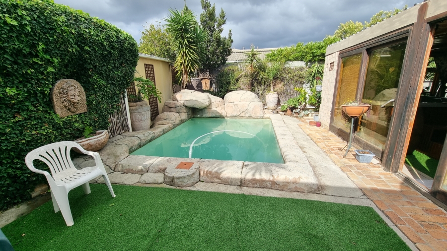 8 Bedroom Property for Sale in Die Bos Western Cape